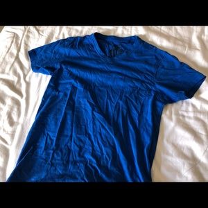 Men’s blue tee